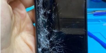 L’Arte del Recupero: Sostituzione del Vetro dello Smartphone