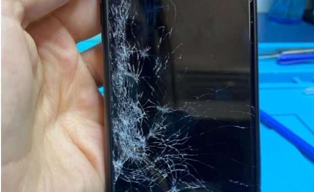 L’Arte del Recupero: Sostituzione del Vetro dello Smartphone